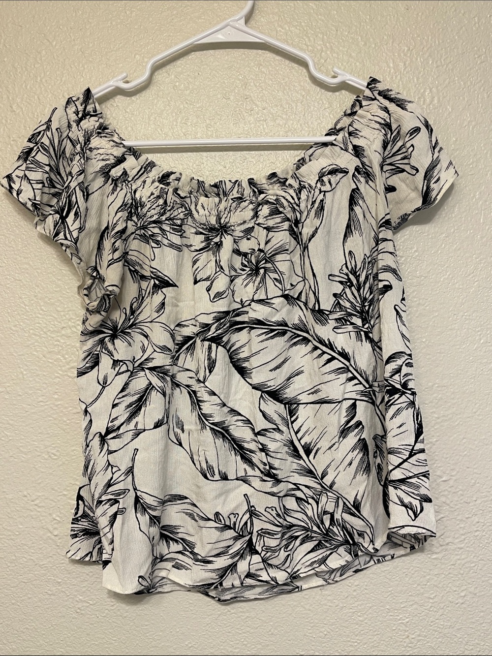 🌈 (5 for $15) Lightweight, black and white floral top